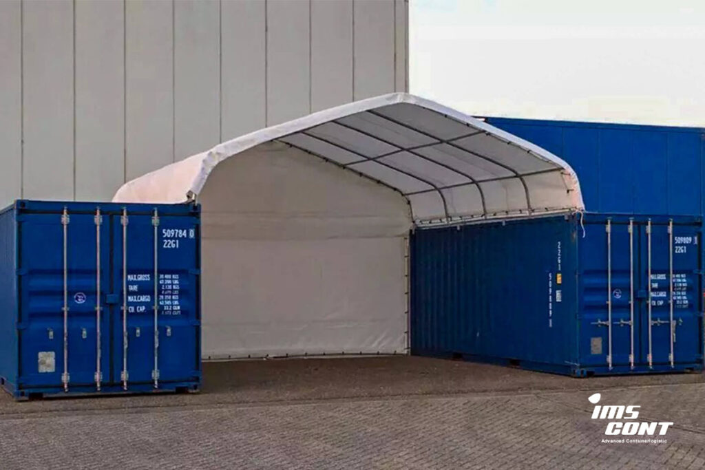 Prístrešok medzi lodnými kontajnermi – jednoduchá ochrana materiálu bez uzavretého skladu.