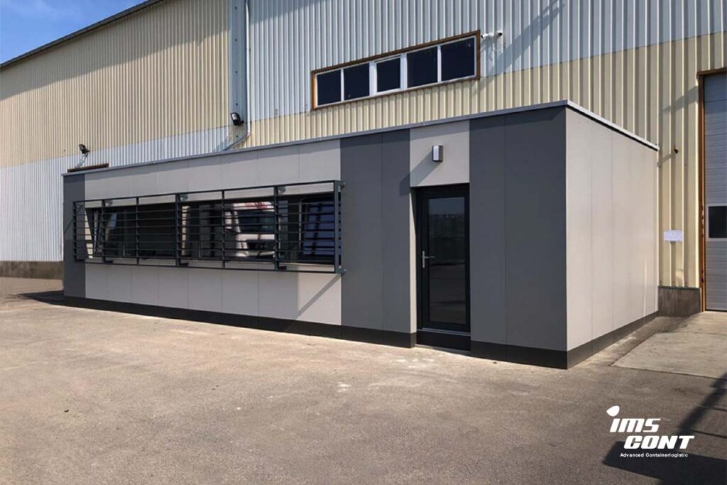 Prenajatý lodný kontajner od IMS cont upravený ako dočasný prevádzkový priestor pri priemyselnej hale.